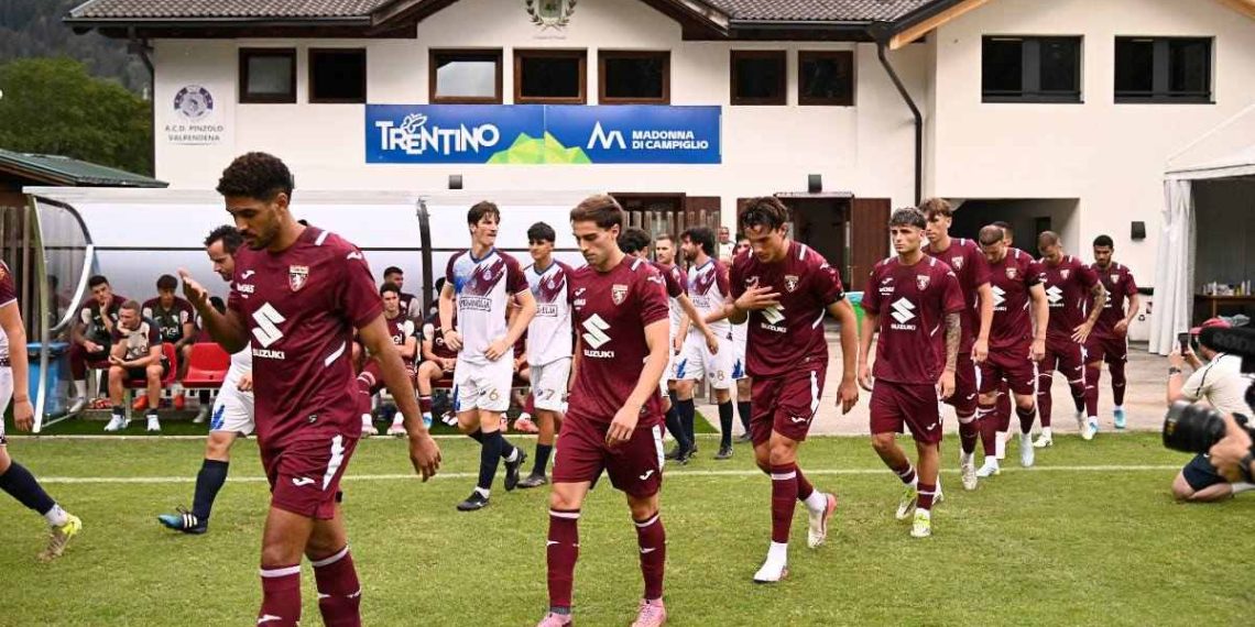 Il Torino entra in campo in amichevole (da torinofc.it)